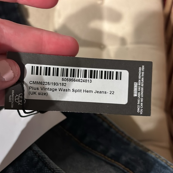 Pretty Little Thing Plus Vintage‎ Wash Split Hem Jeans Size 18 - Picture 5 of 8